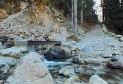09 Passo il ponticello e salgo la sterrata 